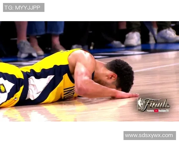 哈利伯顿痛苦倒地 步行者全队将其围住