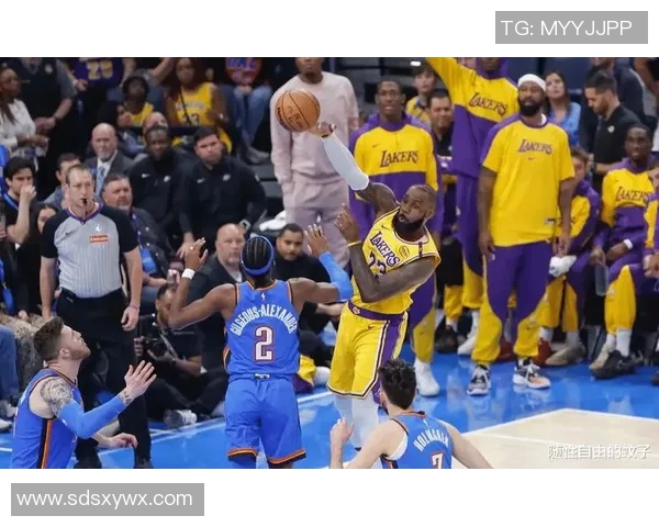 詹姆斯28分 湖人末节崩盘不敌雷霆