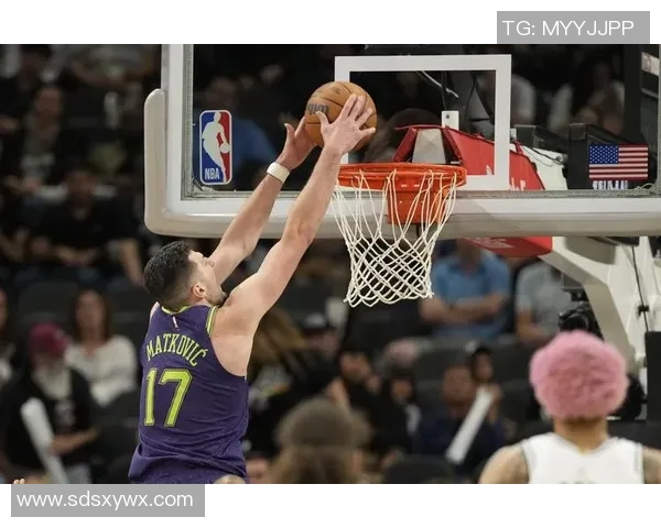 快船首秀!科林斯替补出战28分钟 12中6拿到14分7板1助1断1帽 快船首秀!科林斯替补出战28分钟 12中6拿到14分7板1助1断1帽