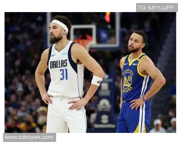 勇士主场轻取独行侠,替补双核合砍 24 分 勇士主场轻取独行侠,替补双核合砍 24 分