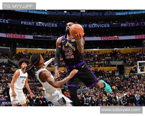 詹姆斯31分9板10助，湖人战老鹰下场休息